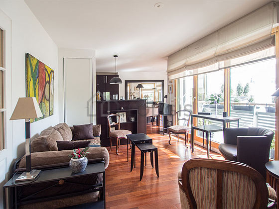 Salon avec du parquet au sol