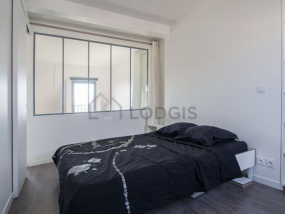 Chambre avec du parquet au sol
