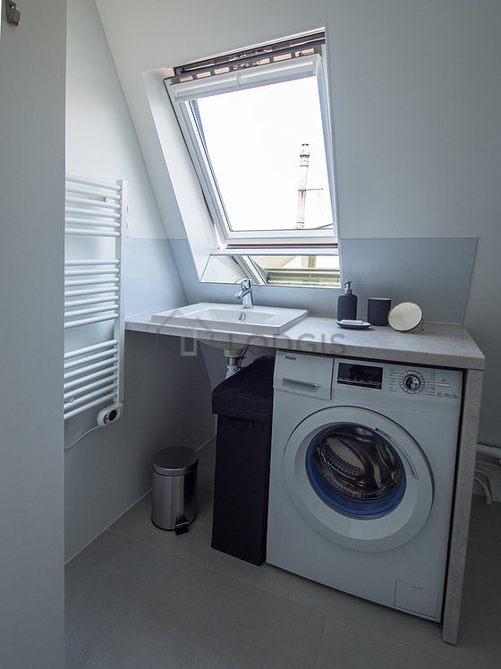 Agréable salle de bain claire avec du carrelage au sol