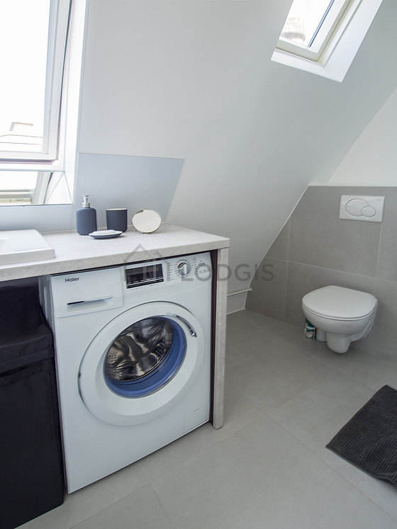 Salle de bain équipée de lave linge, douche séparée, radiateur sèche-serviettes