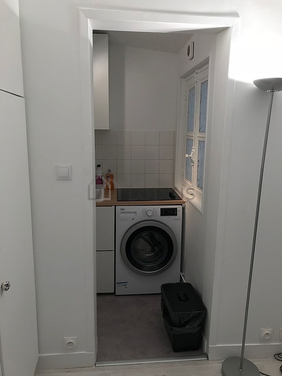 Belle cuisine de 3m² avec du linoleum au sol