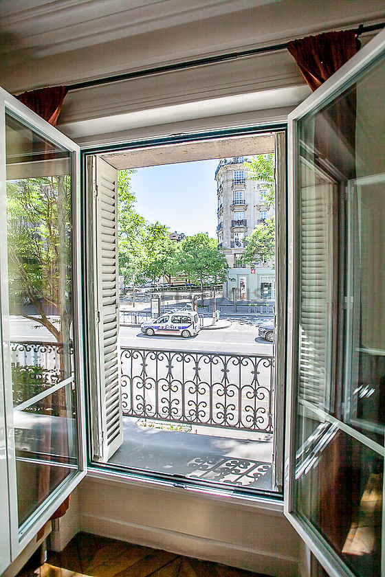 Beautiful, quiet and bright sitting room of an apartment in Paris