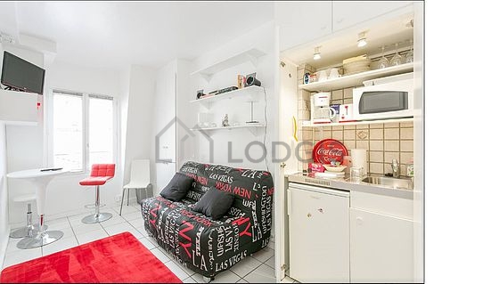 Belle cuisine avec du carrelage au sol