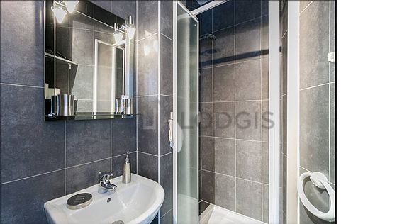 Belle salle de bain claire avec du carrelage au sol