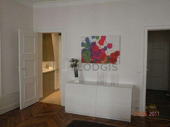 Large bedroom of 20m² with woodenfloor