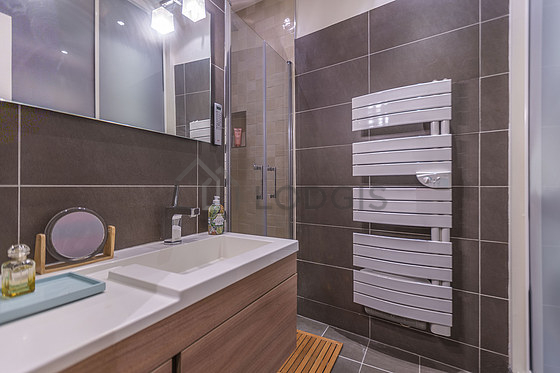 Belle salle de bain avec du carrelage au sol