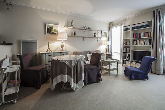 Séjour calme et très lumineux d'un appartement à Paris