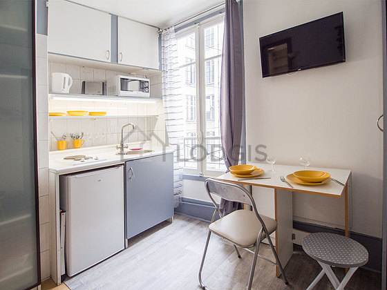 Magnifique cuisine avec du linoleum au sol