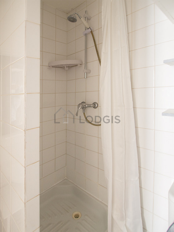 Belle salle de bain avec du carrelage au sol