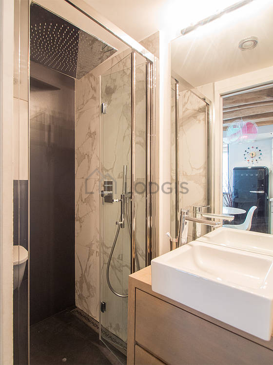 Bathroom equipped with bath towels