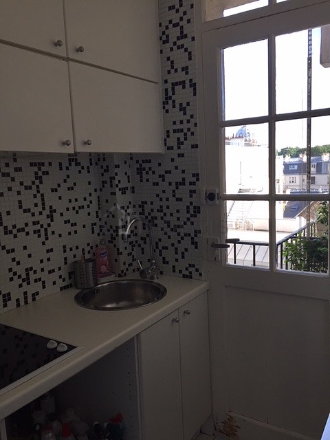 Kitchen equipped with hob, refrigerator, freezer, crockery