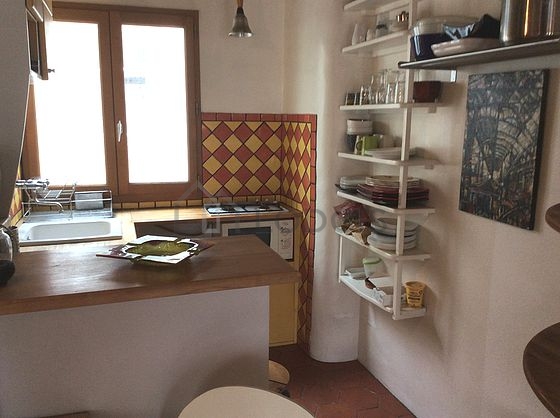 Cuisine équipée de plaques de cuisson, réfrigerateur, vaisselle