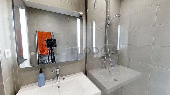 Bathroom equipped with bath towels