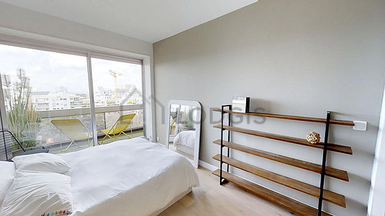 Chambre avec du parquet au sol