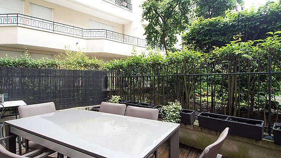 Balcony equipped with dining table, 6 chair(s)