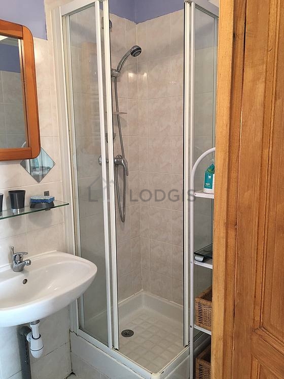 Salle de bain équipée de serviettes de bain