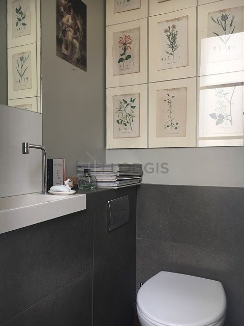 Toilettes indépendantes de la salle d'eau