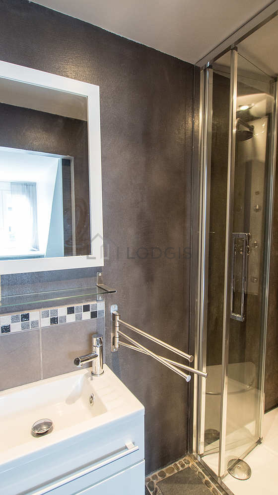 Bathroom equipped with bath towels