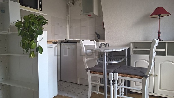 Cuisine équipée de lave linge, réfrigerateur, freezer, vaisselle