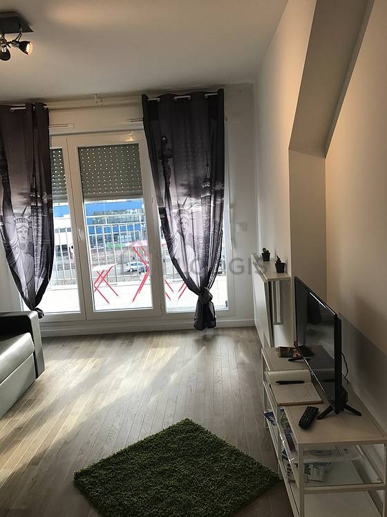 Very quiet living room furnished with 1 sofabed(s) of 140cm, tv