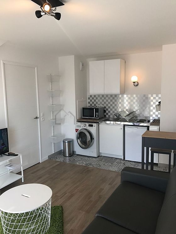 Cuisine équipée de lave linge, sèche linge, réfrigerateur, freezer