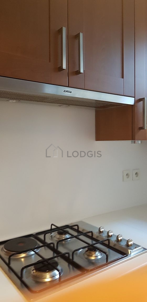 Cuisine équipée de lave linge, sèche linge, réfrigerateur, freezer