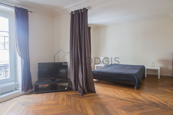 Beautiful, quiet and bright sitting room of an apartment in Paris