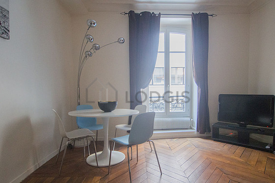 Grand salon de 30m² avec du parquet au sol