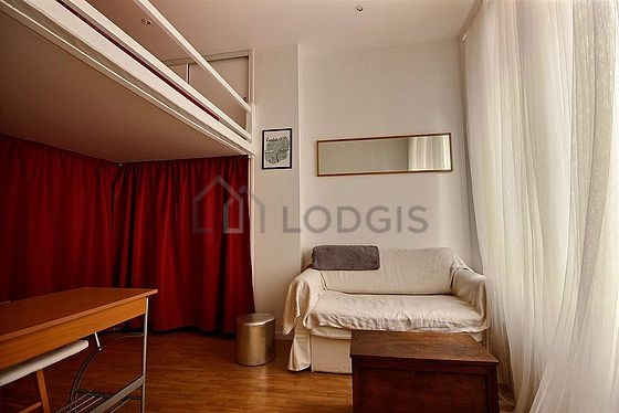 Séjour très calme équipé de 1 lit(s) mezzanine de 160cm, canapé, table basse, penderie