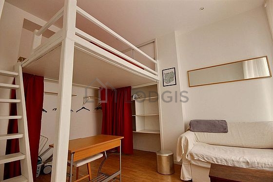 Salon avec du parquet au sol