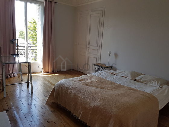 Bedroom of 18m² with wooden floor