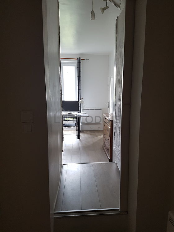 Très beau bureau de 10m² avec du parquet au sol, équipé de bureau, placard, 1 chaise(s)