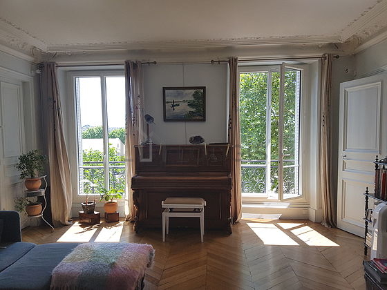 Séjour avec fenêtres