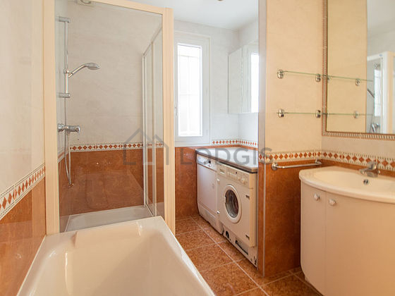 Agréable salle de bain avec du carrelage au sol
