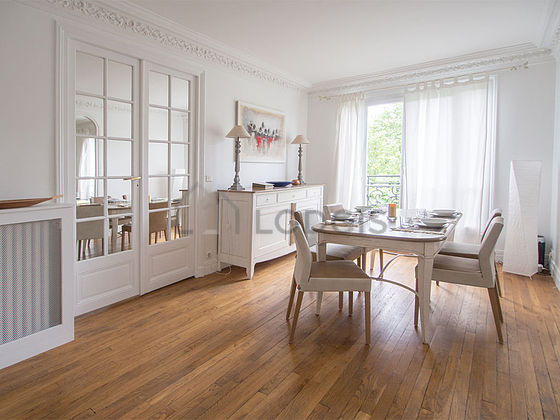 Salle à manger équipée de table à manger, commode, buffet