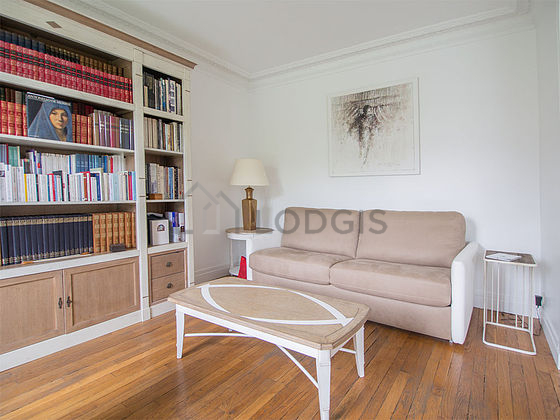 Salon avec du parquet au sol
