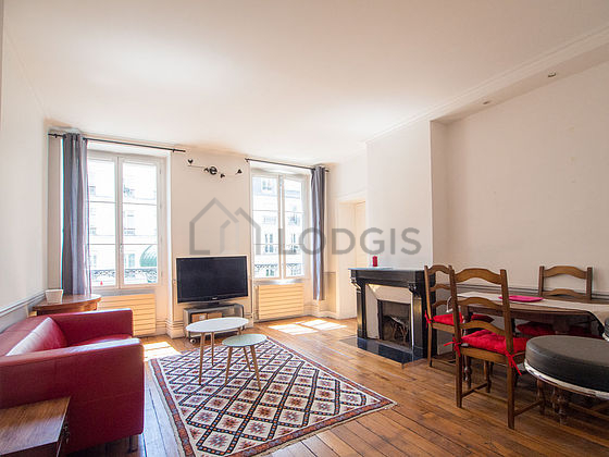 Salon avec du parquet au sol