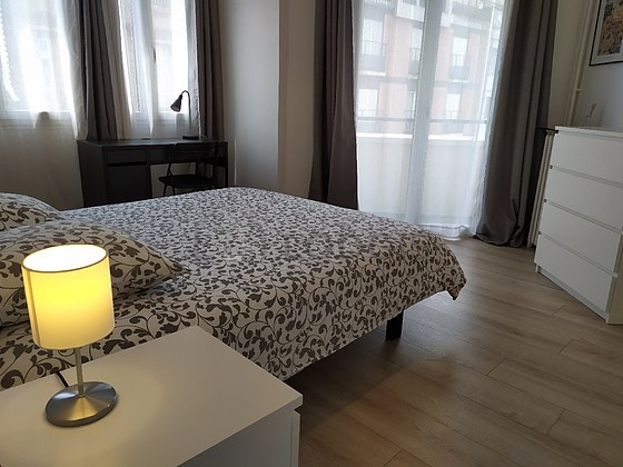 Chambre avec fenêtres et balcon