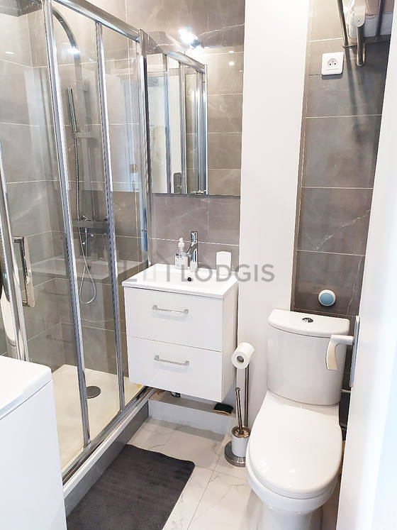 Agréable salle de bain avec du carrelage au sol