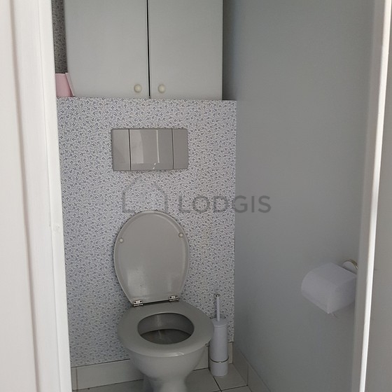 Toilettes indépendantes de la salle d'eau