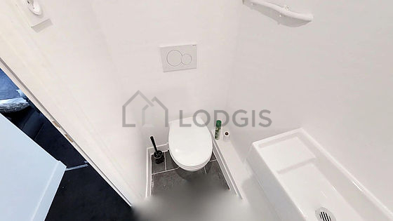Bathroom equipped with bath towels