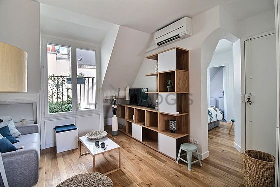 Salon de 17m² avec du parquet au sol
