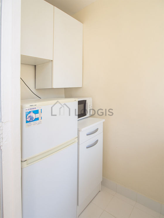 Kitchen equipped with washing machine, refrigerator, crockery