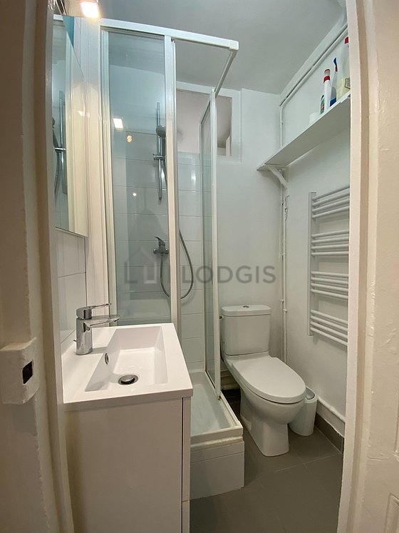 Bathroom equipped with bath towels