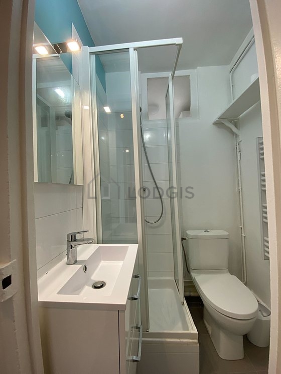 Belle salle de bain avec du carrelage au sol