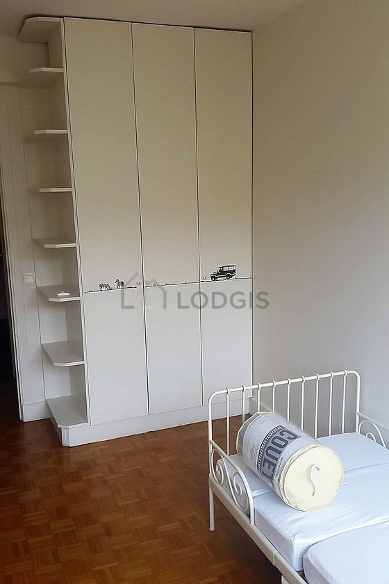 Bedroom of 11m² with wooden floor
