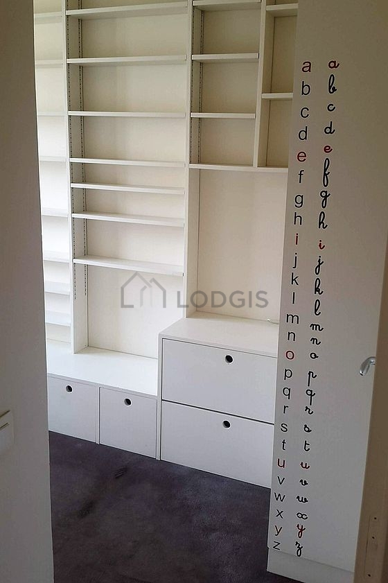 Chambre de 8m² avec la moquette au sol