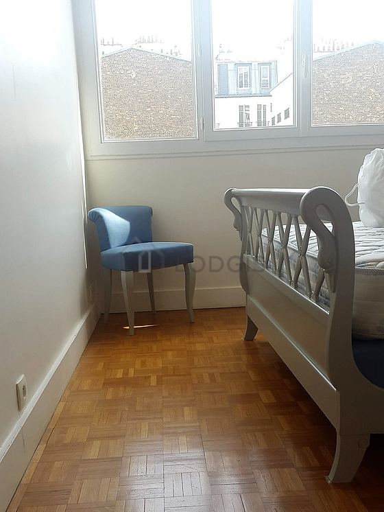 Chambre avec fenêtres double vitrage