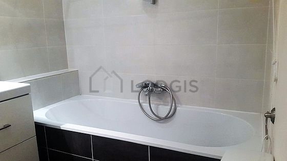 Salle de bain équipée de lave linge, serviettes de bain