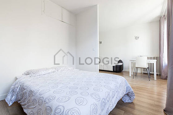 Chambre avec fenêtres